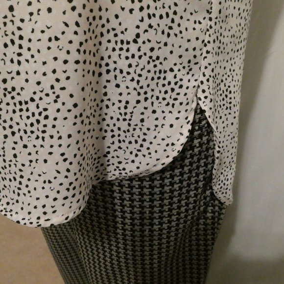 Vince Camuto Sleeveless Pullover Top - Picture 11 of 14